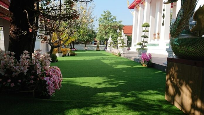 Splendid Ways to Decorate Artificial Turf at Your Home
